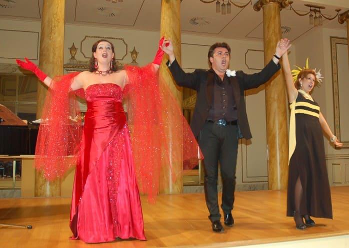 Immagine per Donne e lirica nel gran finale di Villa Codelli, Mossa saluta con l'opera